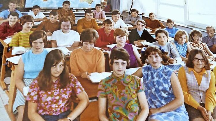 Mode aus den 1960ern: Schulleiter Hubert Wolff (hinten rechts) mit einer Klasse in einem Unterrichtsraum in der Stralsbacher Schule. Foto: privat