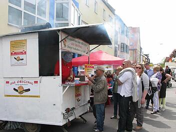 Ein gewohntes Bild: Vor dem Wagen mit den Coburger Bratwürsten bilden sich in Fürstenfeldbruck und Umgebung immer lange Schlangen. Foto: privat