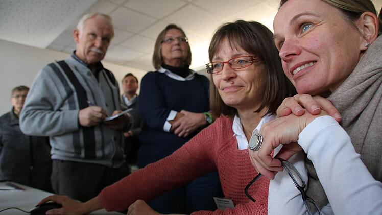 Redakteurin Heike Beudert (2. von rechts) führt Kreisrätin Beatrix Lieb (rechts) am Computer-Bildschirm die Zeitungsproduktion vor. Foto: Ralf Ruppert