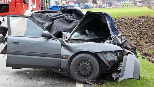 Der 73-jährige Mann wurde in seinem Wagen eingeklemmt, für ihn kam jede Hilfe zu spät. Der Verkehr staute sich nach dem Unfall weit zurück.
