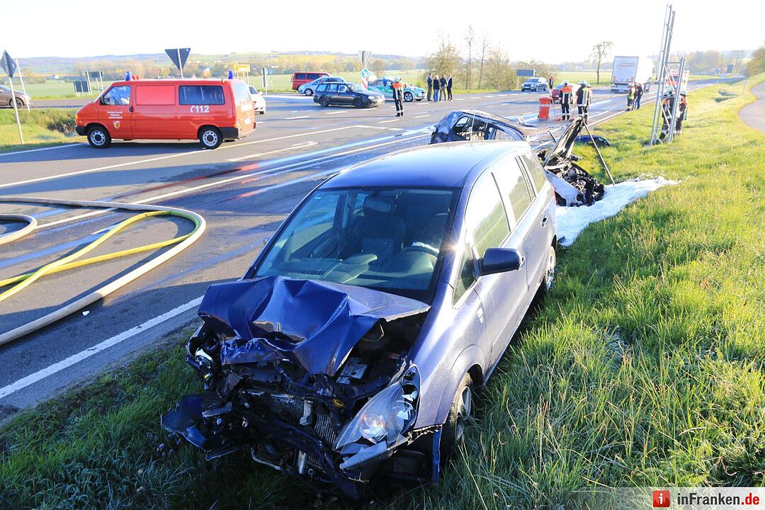 Schwerer Zusammenstoß auf B4 bei Kaltenbrunn - Pkw brennt aus