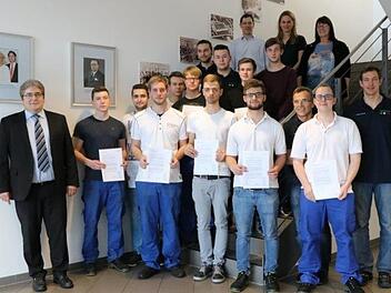 In Höchstadt schlossen 17 Azubis ihre Ausbildung erfolgreich ab. Foto: Schaeffler