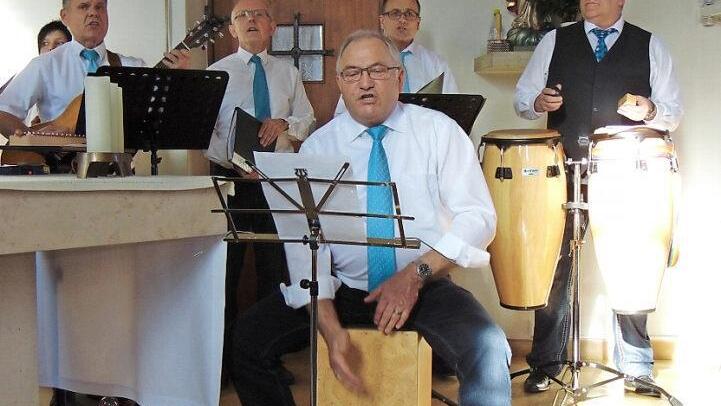 Auch Trommeln hatte der Chor dabei. Foto: Birgit Kunig