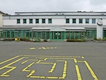 Die Leßbachtalhalle bezieht die Energie für die Warmwassererzeugung aus der Grundschule. Im Zuge der Erneuerung der Heizanlage werden auch umfangreiche Sanierungsmaßnahmen in der Leßbachtalhalle notwendig. Unter anderem zwei Frischwasserstationen zur Erwärmung des Trinkwassers im Durchlaufprinzip. Foto: K.- H. Hofmann