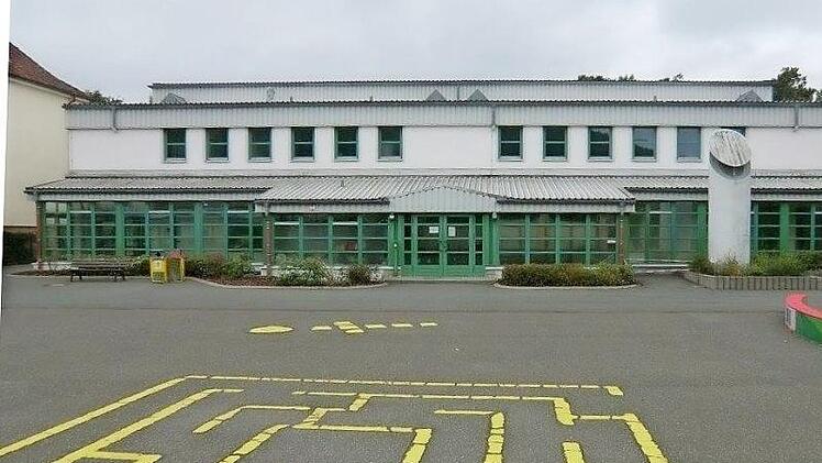 Die Leßbachtalhalle bezieht die Energie für die Warmwassererzeugung aus der Grundschule. Im Zuge der Erneuerung der Heizanlage werden auch umfangreiche Sanierungsmaßnahmen in der Leßbachtalhalle notwendig. Unter anderem zwei Frischwasserstationen zur Erwärmung des Trinkwassers im Durchlaufprinzip. Foto: K.- H. Hofmann