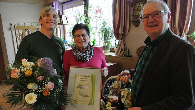 Dankten ihrer langj&auml;hrigen Mitarbeiterin von ganzem Herzen Manuel und Wolfgang Zimmermann (rechts) mit Waltraud Hauck.Brigitte Krause
