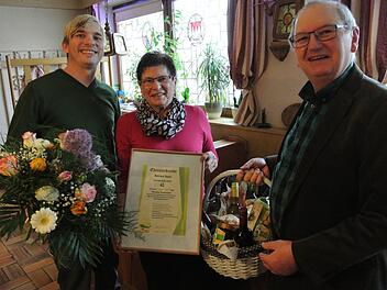 Dankten ihrer langjährigen Mitarbeiterin von ganzem Herzen Manuel und Wolfgang Zimmermann (rechts) mit Waltraud Hauck.Brigitte Krause