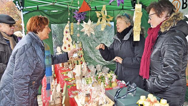 Pl&auml;tzchen, Lik&ouml;re und Weihnachtsdeko aus Holz gab es am Stand der Tafel Burgkunstadt.  Foto: Ingrid Kohles