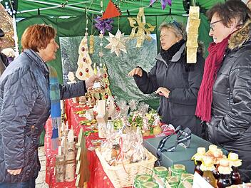 Plätzchen, Liköre und Weihnachtsdeko aus Holz gab es am Stand der Tafel Burgkunstadt.  Foto: Ingrid Kohles