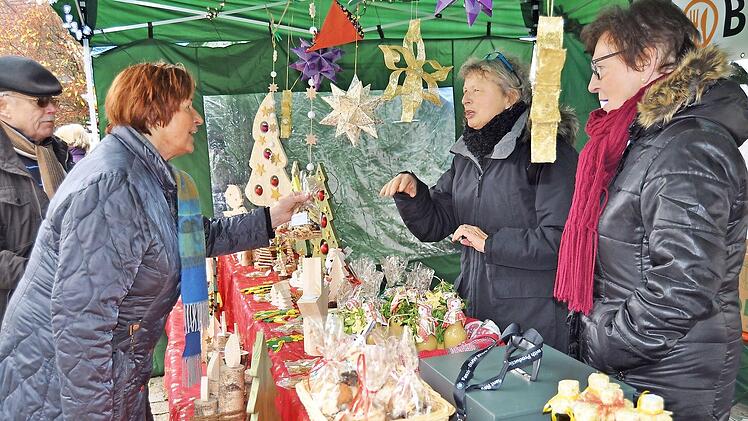 Plätzchen, Liköre und Weihnachtsdeko aus Holz gab es am Stand der Tafel Burgkunstadt.  Foto: Ingrid Kohles