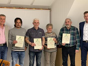 Langj&auml;hrige Mitglieder geehrt (von links): stellvertretender Vorsitzender Stefan Bornkessel, Florian Degen, Herbert Volpert, Marga Koch, Christian Schmitt sowie Vorsitzender Alexander Z&ouml;ller.  Fotos: S. Bornkessel