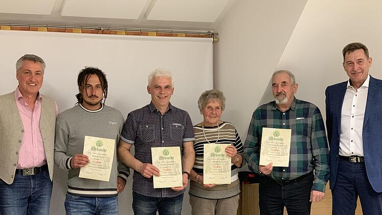 Langjährige Mitglieder geehrt (von links): stellvertretender Vorsitzender Stefan Bornkessel, Florian Degen, Herbert Volpert, Marga Koch, Christian Schmitt sowie Vorsitzender Alexander Zöller.  Fotos: S. Bornkessel