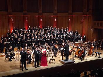 Die Konzertchöre der Kissinger Sängervereinigung und der Liedertafel Schweinfurt führten mit den drei Solisten, Bassist Eric Fergusson, Tenor Falk Hoffmann und   Sopranistin Anna Nesyba "Die Jahreszeiten" auf. Gerhild Ahnert