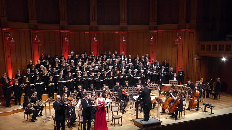 Die Konzertchöre der Kissinger Sängervereinigung und der Liedertafel Schweinfurt führten mit den drei Solisten, Bassist Eric Fergusson, Tenor Falk Hoffmann und   Sopranistin Anna Nesyba "Die Jahreszeiten" auf. Gerhild Ahnert