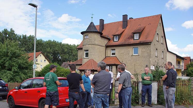 Schwierig ist die Parksituation in Limbach rund um die Tierarztpraxis. Die Limbacher Liste will nun mit anpacken, sieben Parkplätze auf dem städtischen Grundstück anzulegen.