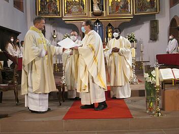 Generalvikar Jürgen Vorndran (l.) überreichte Pfarrer Thomas Eschenbacher die Urkunde als Moderator des neugeschaffenen "Pastoralen Raum".