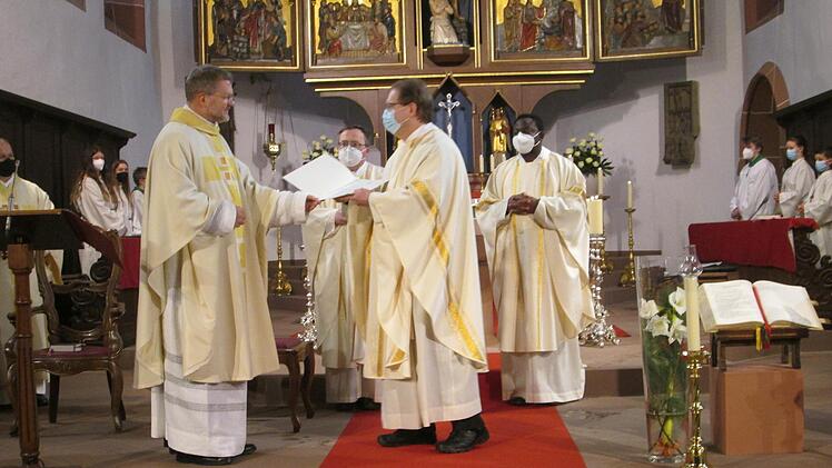 Generalvikar Jürgen Vorndran (l.) überreichte Pfarrer Thomas Eschenbacher die Urkunde als Moderator des neugeschaffenen "Pastoralen Raum".
