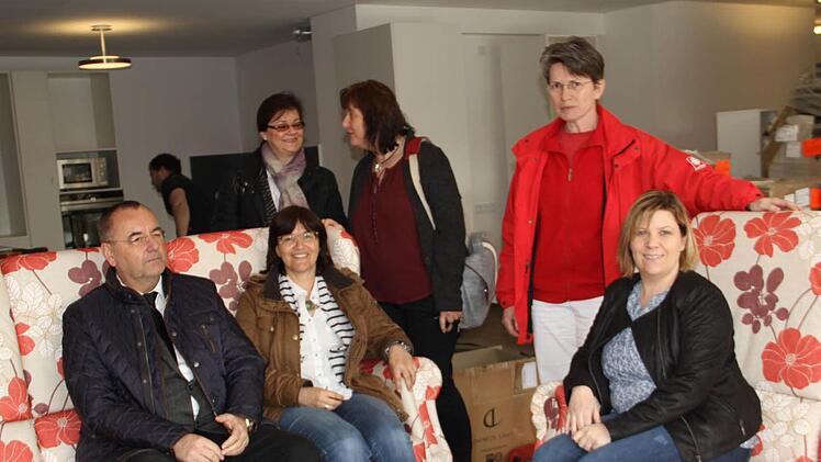 Bequeme Sitzmöbel laden in der Wohngemeinschaft für Senioren schon mal zum Probe sitzen ein.