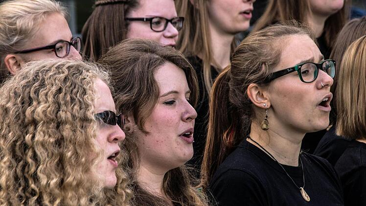 Impressionen von der Serenade der Hochschule Coburg mit der Bigband und dem Chor "Die Klangfänger". Fotos: Jochen Berger