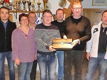 Nach den Neuwahlen übergab der scheidende Vorsitzende Thomas Querfeld die Vorstandsmappe an seinen Nachfolger Sedrick Röder. Unser Bild zeigt (von links) Jugendbeauftragten Andreas Burger, Schriftführerin Silke Burger, 2. Vorsitzenden und Ehrenamtsbeauftragten Manfred Ott, Vorsitzenden Sedrick Röder, Kassier Tino Eder, 3. Vorsitzenden Thomas Querfeld und Sportlichen Leiter Matthias Röder. Foto: Klaus-Peter Wulf