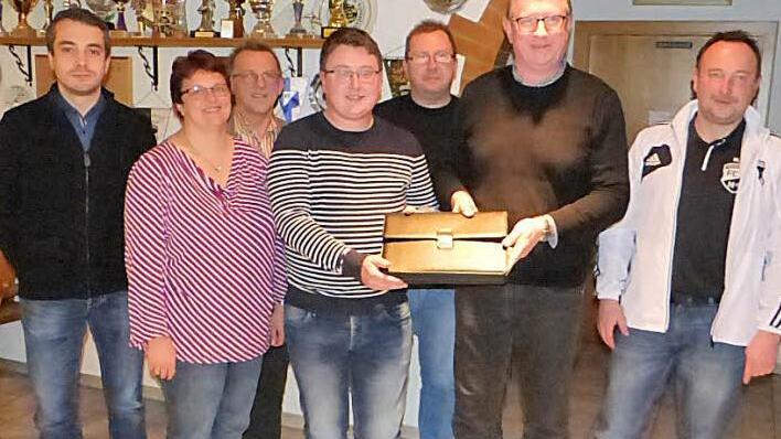 Nach den Neuwahlen übergab der scheidende Vorsitzende Thomas Querfeld die Vorstandsmappe an seinen Nachfolger Sedrick Röder. Unser Bild zeigt (von links) Jugendbeauftragten Andreas Burger, Schriftführerin Silke Burger, 2. Vorsitzenden und Ehrenamtsbeauftragten Manfred Ott, Vorsitzenden Sedrick Röder, Kassier Tino Eder, 3. Vorsitzenden Thomas Querfeld und Sportlichen Leiter Matthias Röder. Foto: Klaus-Peter Wulf