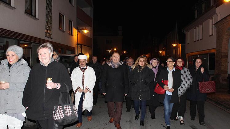 Der neue Imam Osman Harbi auf dem Weg zur Stadtkirche St. Georg Foto: Manja von Nida