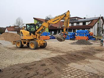 Bagger und Baumaterialien dominieren den Röttenbacher Rathausplatz.  Foto: Andreas Dorsch