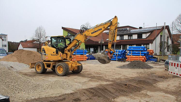 Bagger und Baumaterialien dominieren den Röttenbacher Rathausplatz.  Foto: Andreas Dorsch