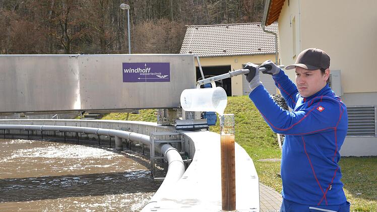 Abwassermeister Benjamin Witke nimmt eine Probe. Foto: Björn Hein