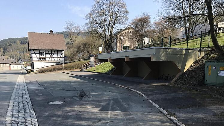 Bei der Bushaltestelle in der Kronacher Straße ergeben sichProbleme durch die für den Schulweg geährliche Querung. Hier gibt es zwei Varianten für Gestaltungsvorschläge.