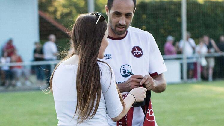 Auch junge Damen holten sich Autogramme. Hier bei Andi N&auml;gelein, der 283 Spiele f&uuml;r Schweinfurt 05, Burghausen, Kickers Emden absolvierte und sechs  Jahre  in der 1. Liga in China/Hongkong auflief und f&uuml;r Hongkong f&uuml;nf L&auml;nderspiele bestritt.  Foto: Hartmut Klamm