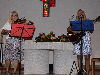 Einfach anders zeigten sich Silvia Wachter (rechts/Gesang und Gitarre) und Margitta Bergfeld (Violine und Piano) bei ihrem ersten gemeinsamen Konzert in der Heilig-Kreuz-Kirche in Oberrodach. Foto: Michael Wunder