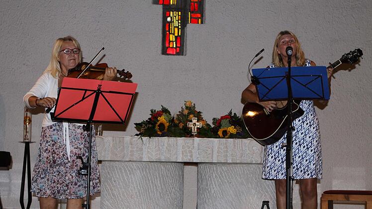 Einfach anders zeigten sich Silvia Wachter (rechts/Gesang und Gitarre) und Margitta Bergfeld (Violine und Piano) bei ihrem ersten gemeinsamen Konzert in der Heilig-Kreuz-Kirche in Oberrodach. Foto: Michael Wunder