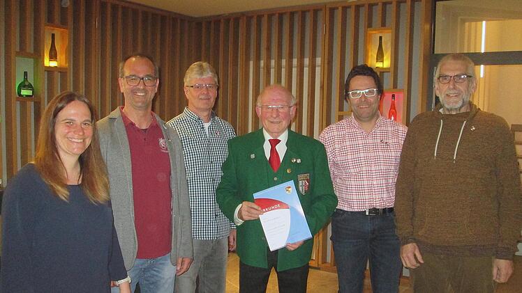 Kreisvorsitzende Birgit Döhler und Vorsitzender Christoph Emmerth (von links) dankten den "Musik-Veteranen" der Stadtkapelle für ihre langjährige Unterstützung und ihren Einsatz: Roland Hügel (50 Jahre), Winfried Breun (70), Martin Heid (40) und Hans Jopp (50 Jahre).