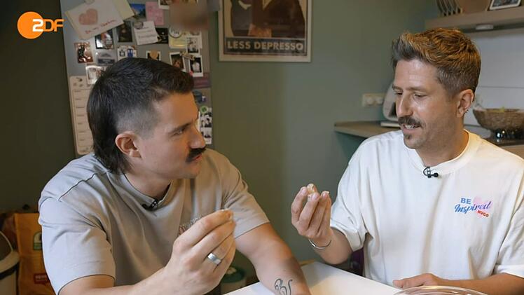 Die Brüder Maurice (links) und Pascal sind nicht von den DIY-Rezepten überzeugt.