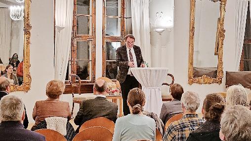 Kunsthistoriker Matthias Liebel bei einem Vortrag.