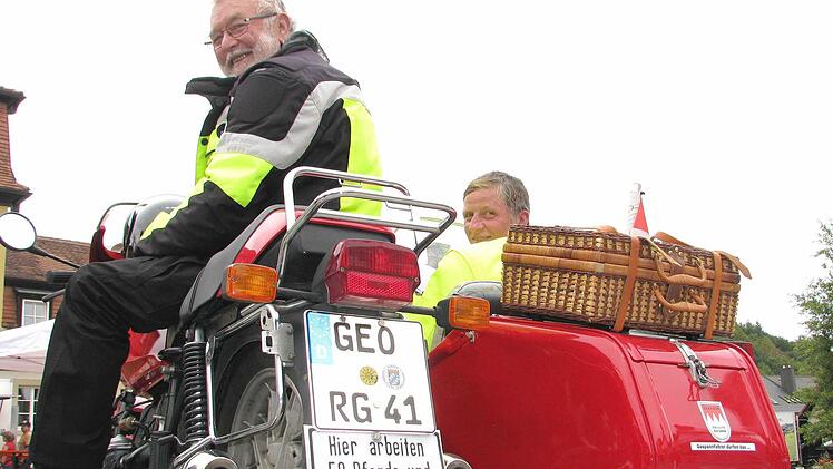 Wie heißt der Besitzer mit Vornamen? Ganz klar, die Antwort steht auf dem Nummernschild: GEO RG. Der Gerolzhöfer war mit seiner Frau Ute zum Oldtimertreffen nach Gleisenau gekommen.