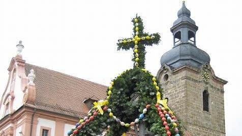 Den Osterbrunnen in Kersbach krönt ein Kreuz. Foto: Marianne Höller