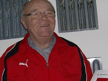 Konrad Kunzmann mit Werk zum GräfenbergerRaum  Foto: Petra Malbrich