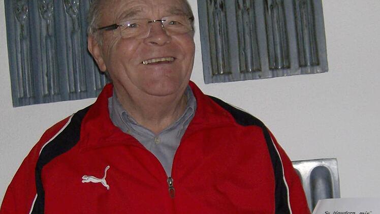 Konrad Kunzmann mit Werk zum GräfenbergerRaum  Foto: Petra Malbrich