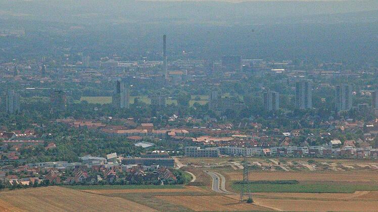 Nicht eines der Hochhäuser, sondern der Turm der Stadtwerke ist das höchste Bauwerk Erlangens, im Vordergrund der Stadtteil Büchenbach. Foto: Daniel Ruppert
