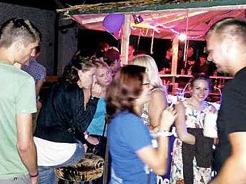 Vor der Bar war auch gut was los. Fotos: privat/J. Blum