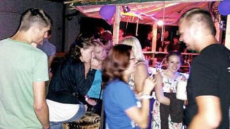 Vor der Bar war auch gut was los. Fotos: privat/J. Blum
