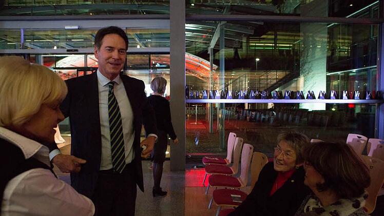 Hausherr Michael Stoschek im Pausen-Gespräch mit Zuhörern.Foto: Barbara Herbst