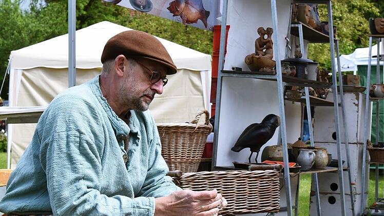 Clemens Schleifer formt auf der Drehscheibe einen Klumpen Ton zu einem Gefäß. Foto: Gabi Arnold