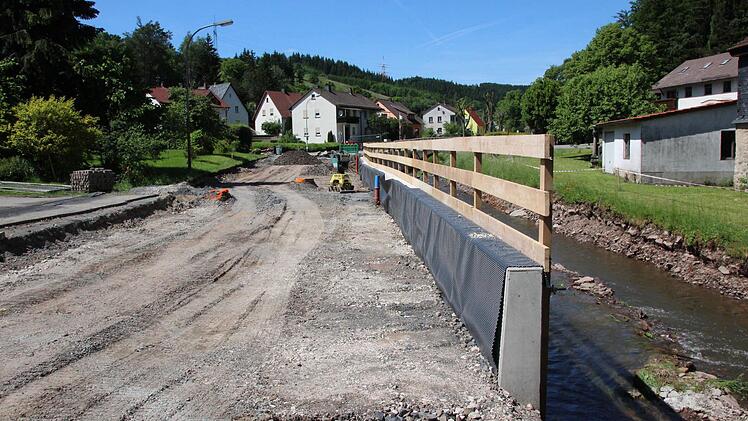 Die Stützmauer am Ortsrand von Gifting ist fast fertig.  Foto: Friedwald Schedel