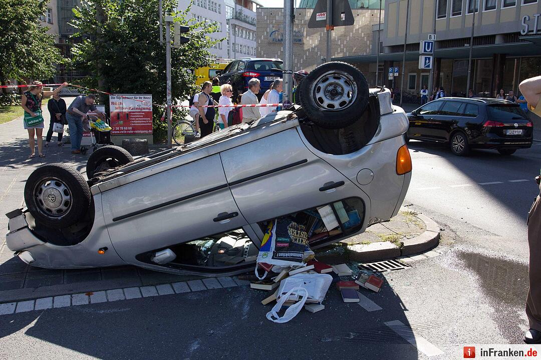 Pkw landet nach Kollision auf dem Dach - Stau im Feierabendverkehr