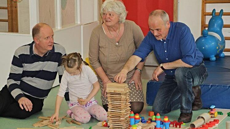 "Spielpaten" - Bernd Bullnheimer, Ilse Herold und Michael Keim beobachten was die junge Dame entwirft. Foto: Helmut Will