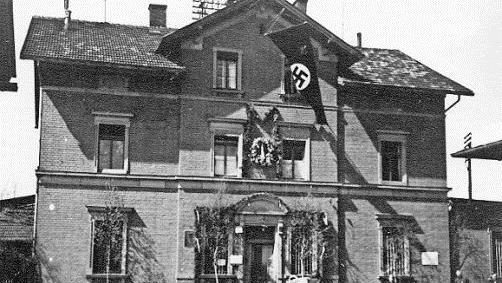 1 links alter Bahn-    hof, Mitte altes    Postamt, rechts    neues Postamt    (Aufnahme circa    1936)2 Johann Polster,     bayerischer Pos-     tillon3 Heinrich Schmitt,     1936-42 4 Personal Postamt     Forchheim um     1910 5 Postamt, erbaut     um 1935