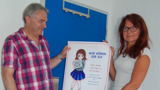 Liane Duesenberg und Michael Köhn zeigen hier das neue Plakat für die dritte Phase der Aktion "Stilles (W)Örtchen". Foto: Helke Renner